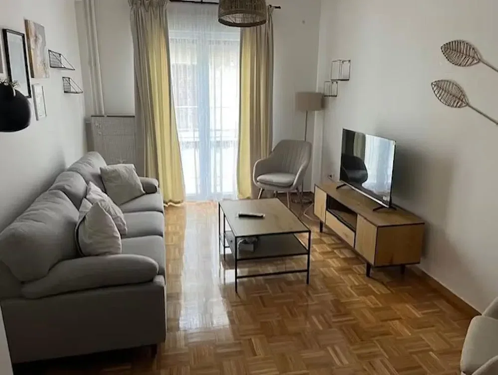 Soggiorno; pavimento in legno, luce naturale
