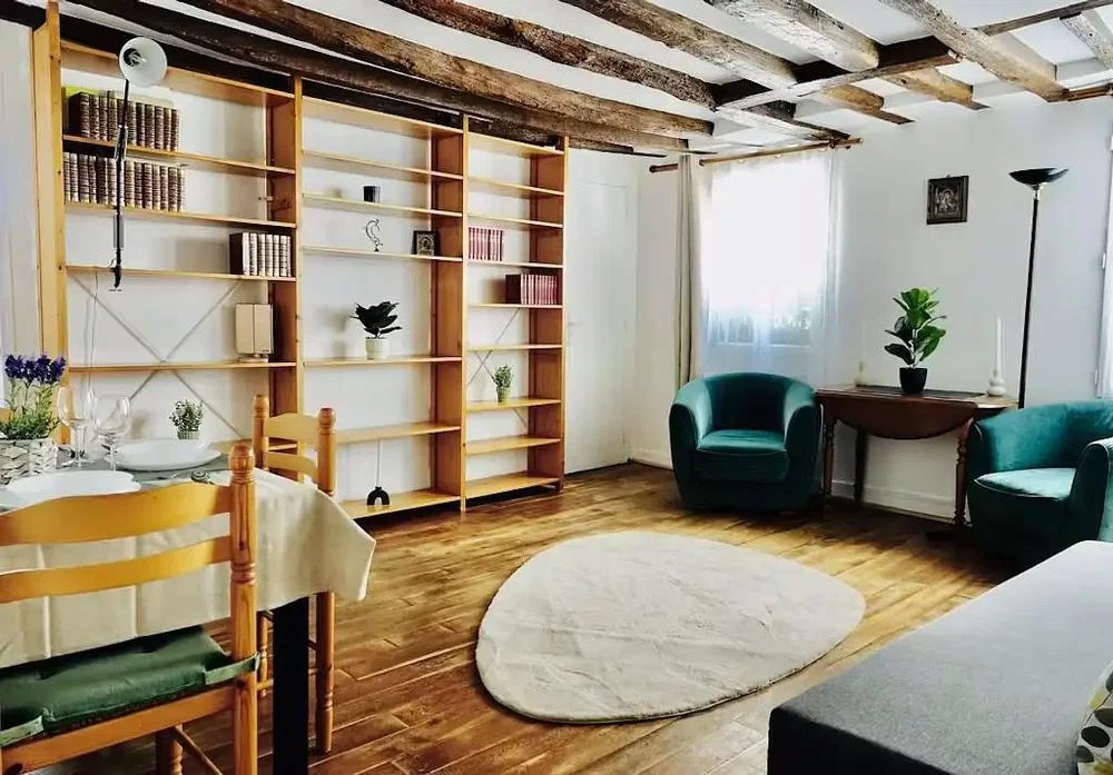 Wohnzimmer; holzboden, tageslicht, rustikaler stil, holzbalken