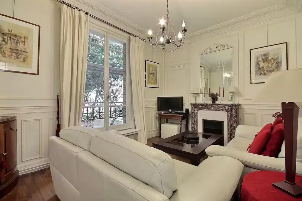 Salon; lumière naturelle, style rustique, parquet, cheminée