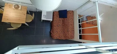 Schlafzimmer; holzboden, fliesenboden, tageslicht