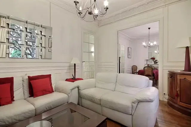 Salon; parquet, lumière naturelle, style moderne