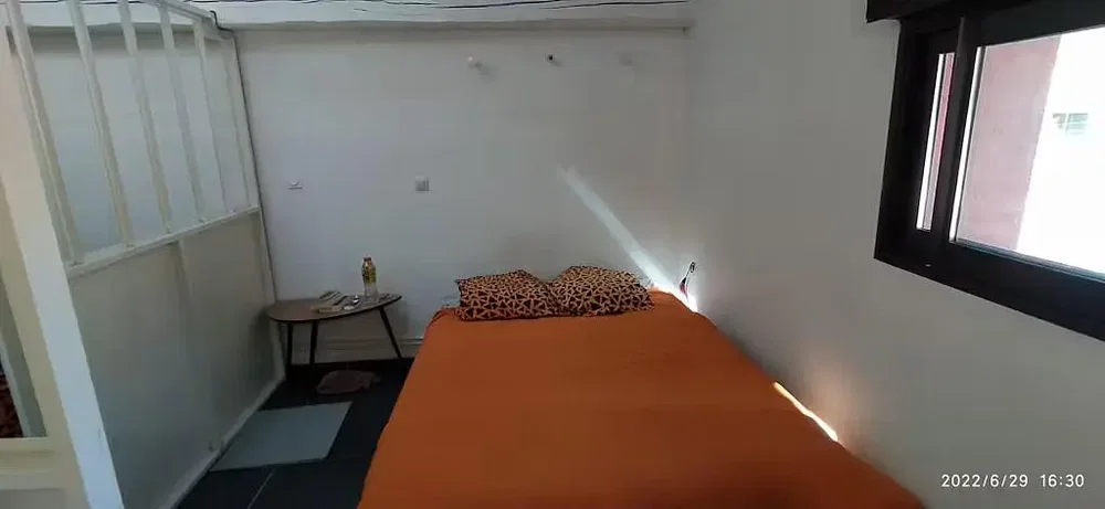 Schlafzimmer; tageslicht, renovierungsbedürftig