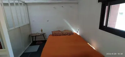 Schlafzimmer; tageslicht, renovierungsbedürftig
