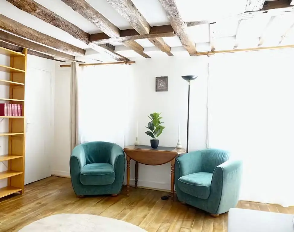 Wohnzimmer; holzbalken, holzboden, tageslicht