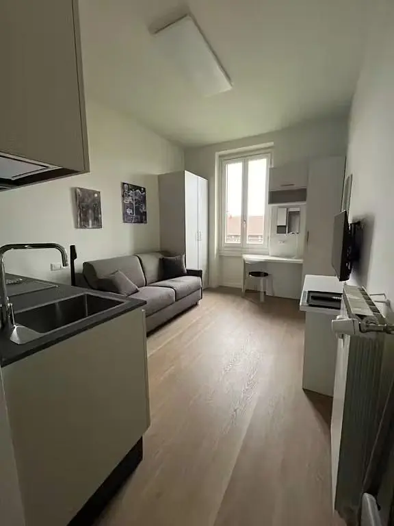 Wohnzimmer; küchengeräte, holzboden, tageslicht