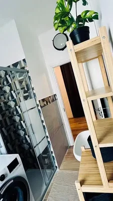 Salle de bain; parquet, carrelage, lumière naturelle