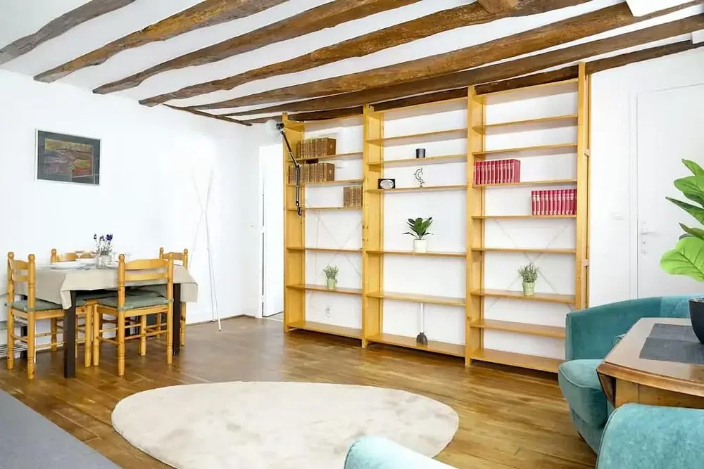 Wohnzimmer; holzbalken, holzboden, moderner stil, tageslicht