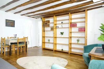 Wohnzimmer; holzbalken, holzboden, moderner stil, tageslicht