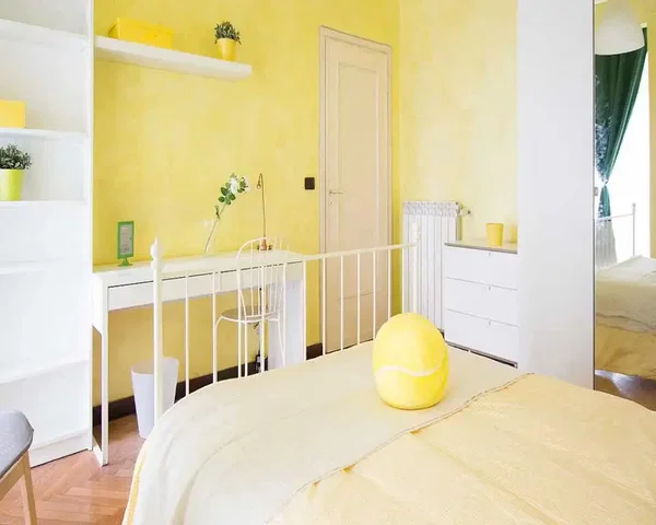 Schlafzimmer; holzboden, tageslicht