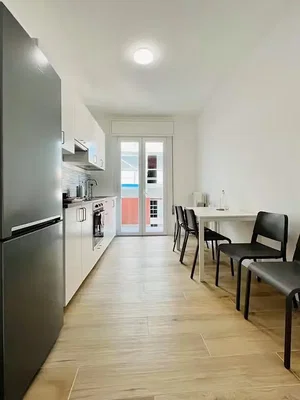 Cuisine; électroménager, carrelage, lumière naturelle