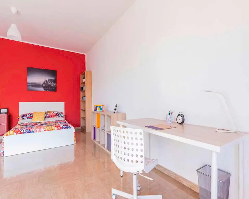 Schlafzimmer; holzboden, tageslicht