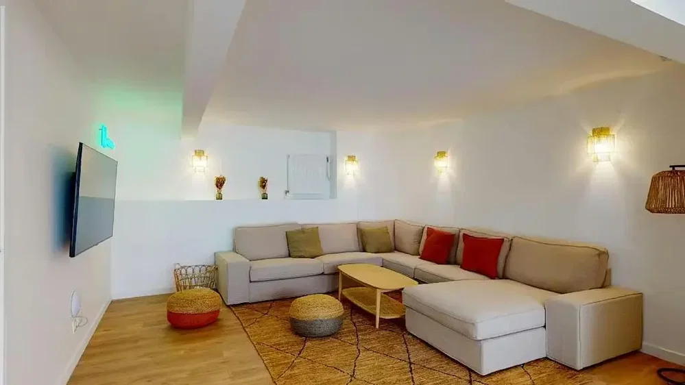 Wohnzimmer; tageslicht, holzboden, moderner stil