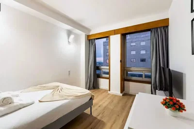 Schlafzimmer; tageslicht, holzboden, blick