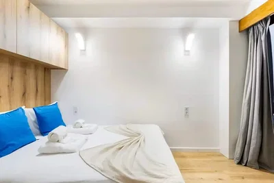 Schlafzimmer; holzboden, tageslicht