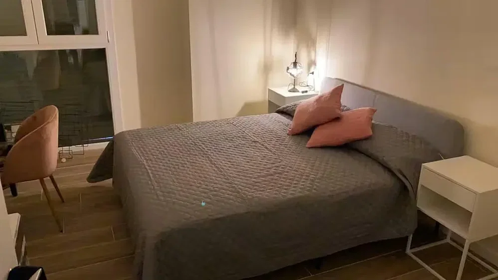 Schlafzimmer; holzboden, tageslicht