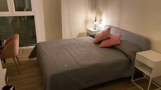 Schlafzimmer; holzboden, tageslicht