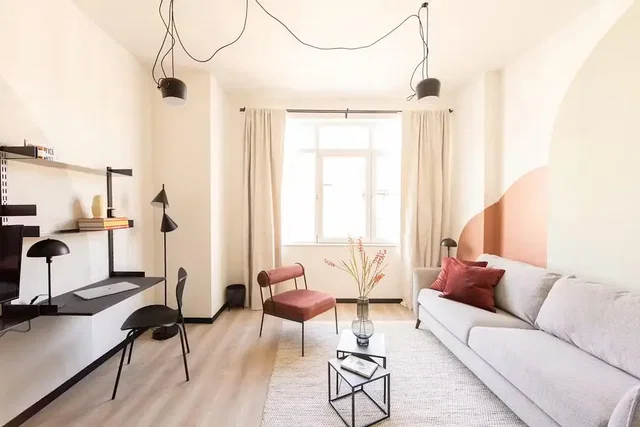 Salon; style moderne, parquet, lumière naturelle