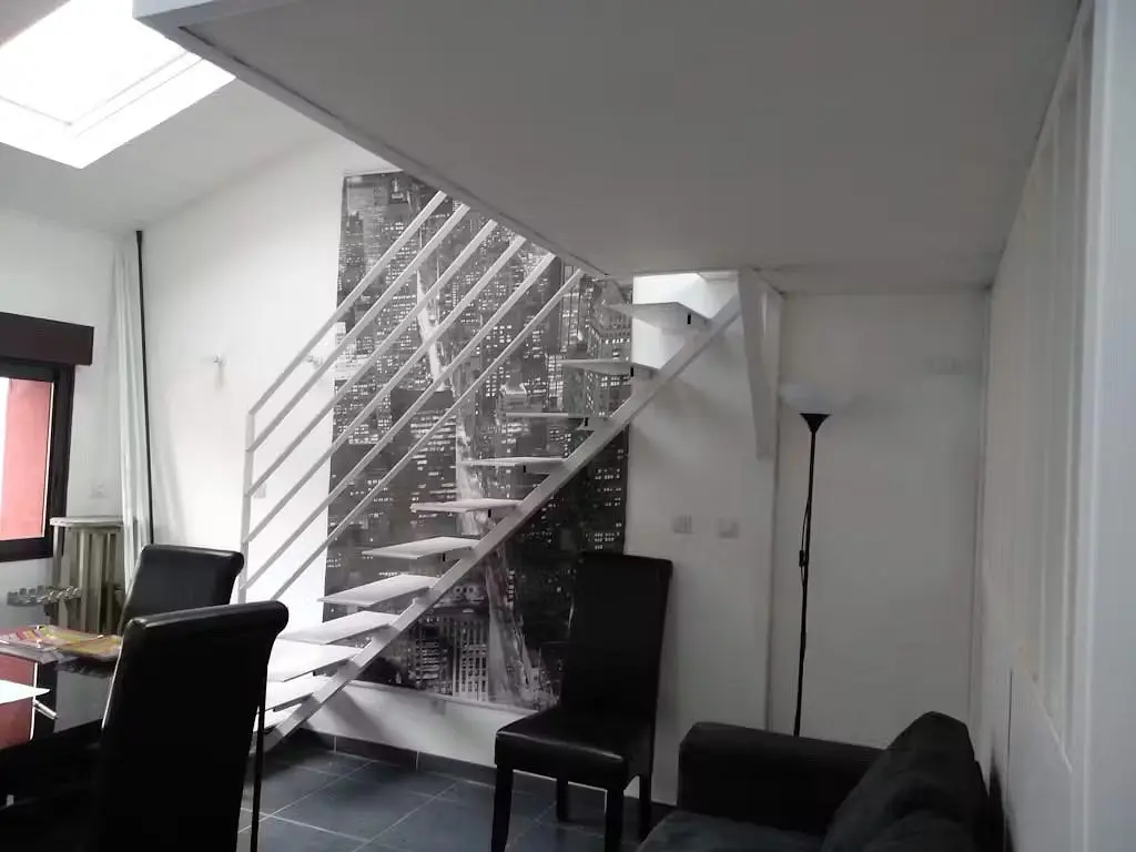 Wohnzimmer; fliesenboden, tageslicht