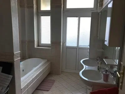 Salle de bain; carrelage, lumière naturelle
