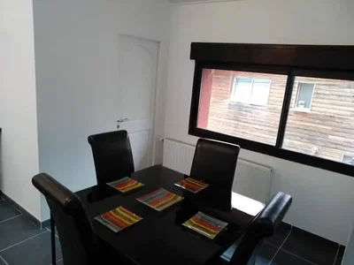 Wohnzimmer; fliesenboden, tageslicht