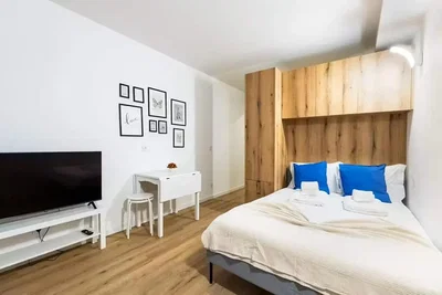 Schlafzimmer; holzboden, tageslicht, moderner stil