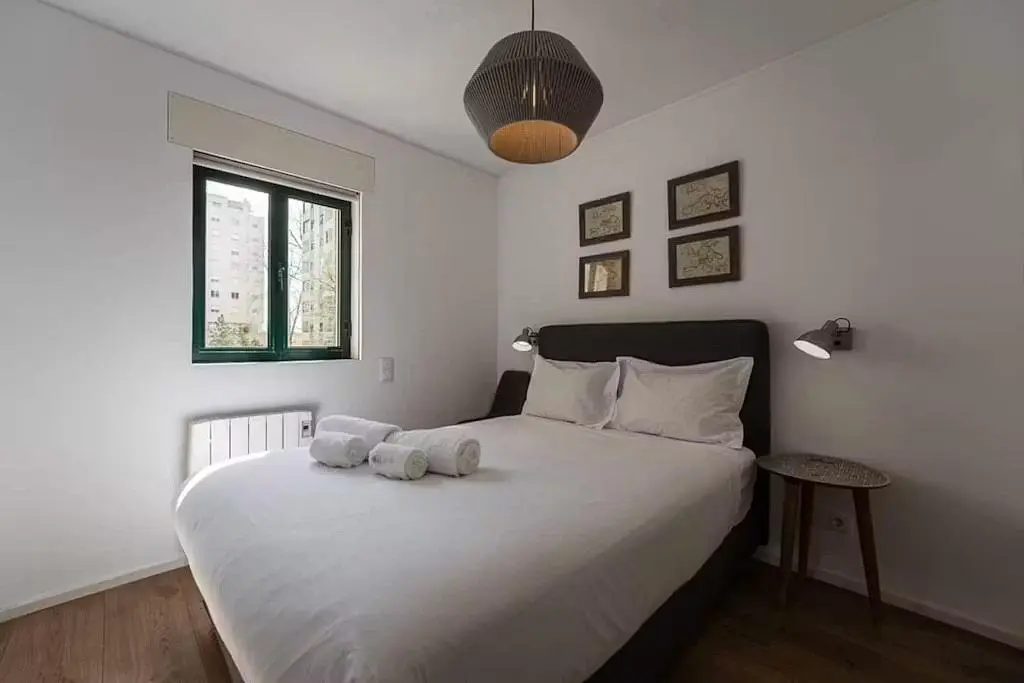 Schlafzimmer; holzboden, tageslicht