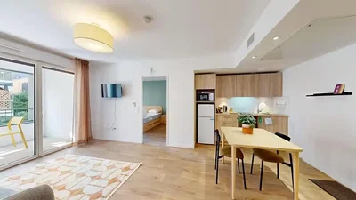 Wohnzimmer; tageslicht, holzboden, küchengeräte