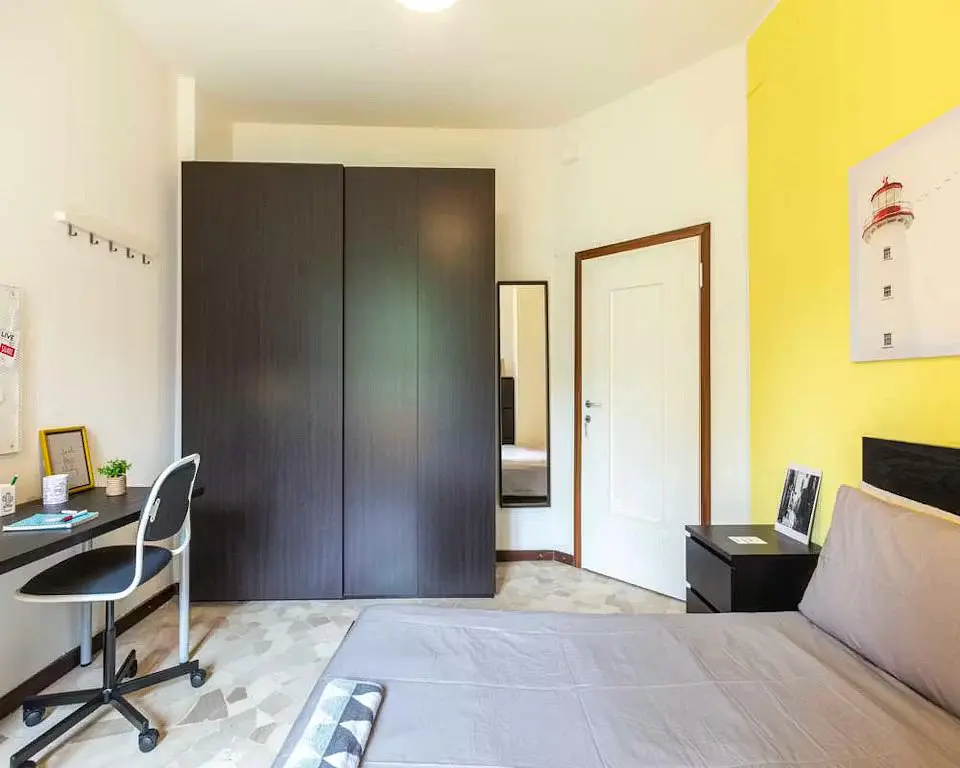 Schlafzimmer; fliesenboden, tageslicht