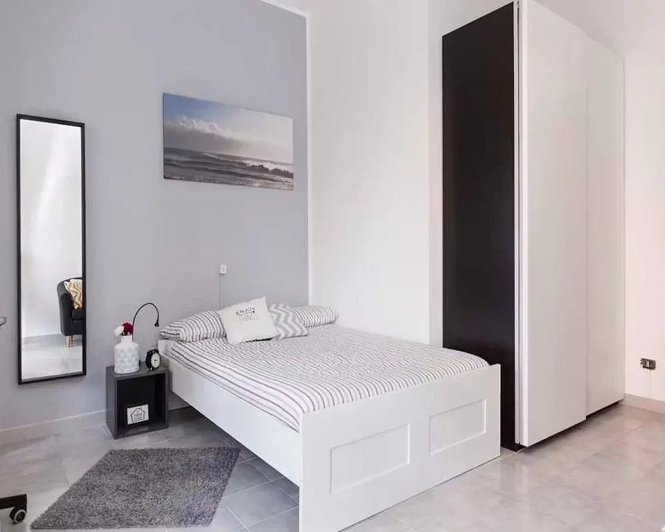 Chambre; carrelage, lumière naturelle
