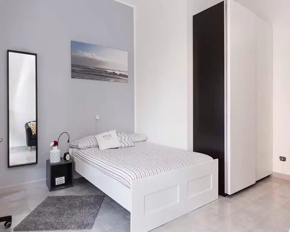 Chambre; carrelage, lumière naturelle