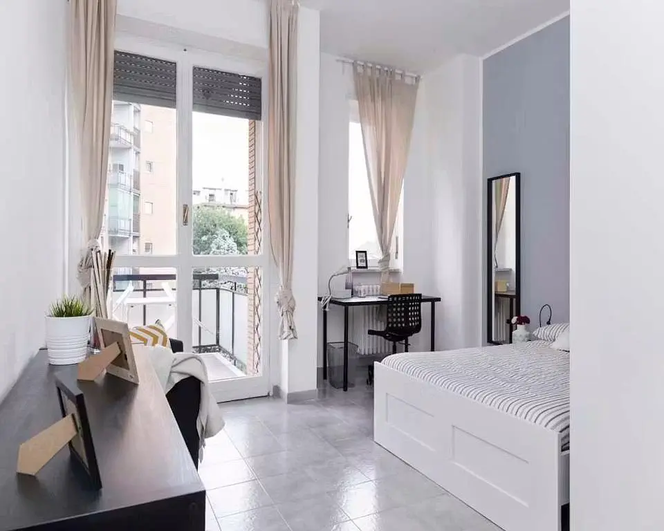 Chambre; carrelage, lumière naturelle