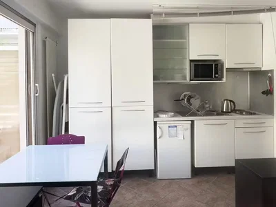 Cuisine; électroménager, carrelage, lumière naturelle