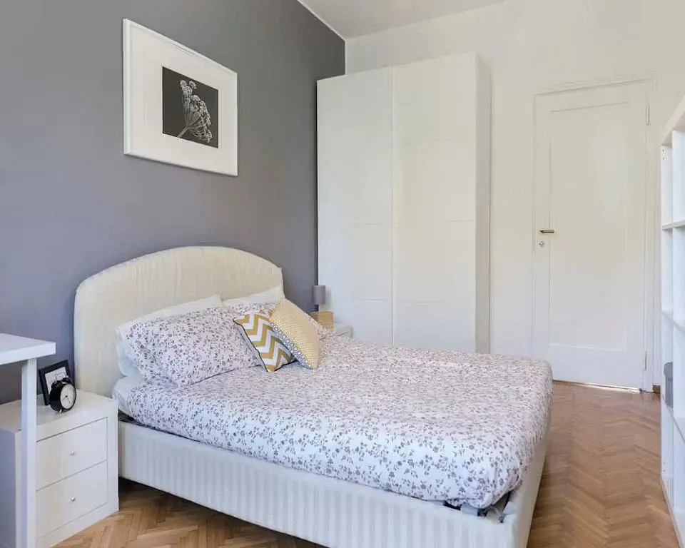 Camera da letto; pavimento in legno, luce naturale