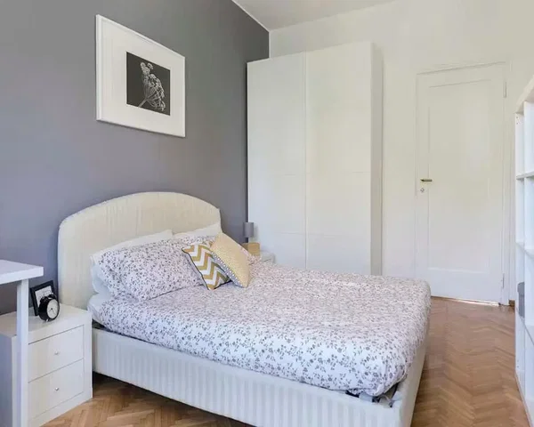 Camera da letto; pavimento in legno, luce naturale