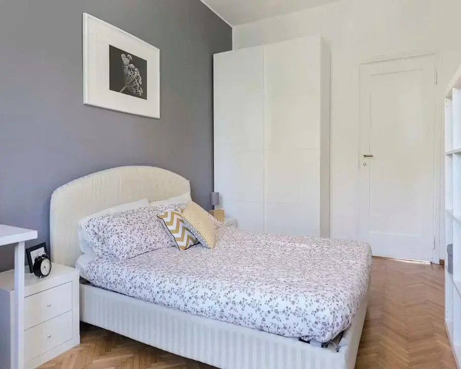 Camera da letto; pavimento in legno, luce naturale