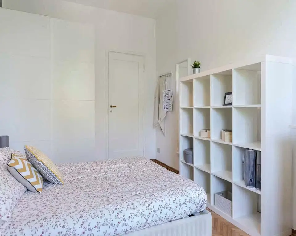 Camera da letto; luce naturale, pavimento in legno