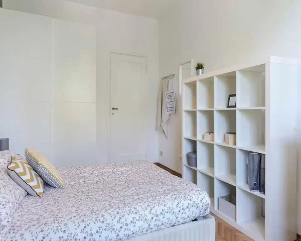 Camera da letto; luce naturale, pavimento in legno