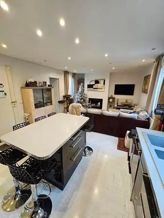 Wohnzimmer; tageslicht, holzboden, kamin, moderner stil