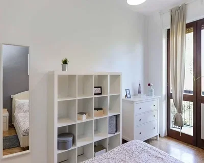 Camera da letto; pavimento in legno, luce naturale