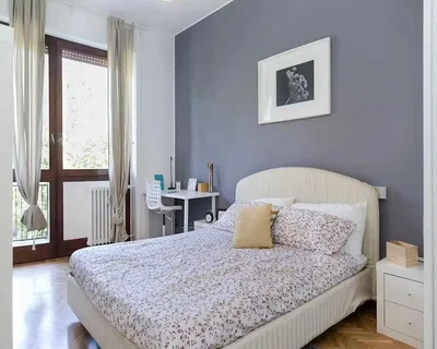 Camera da letto; luce naturale, pavimento in legno
