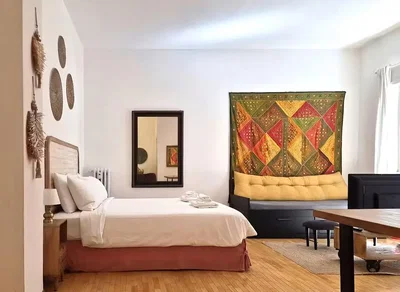 Schlafzimmer; holzboden, tageslicht, rustikaler stil