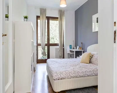 Camera da letto; luce naturale, pavimento in legno