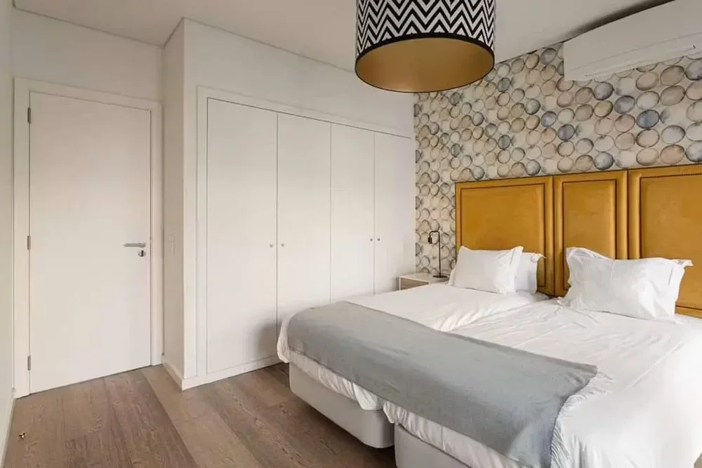 Schlafzimmer; holzboden, tageslicht