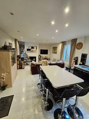 Wohnzimmer; tageslicht, moderner stil, kamin