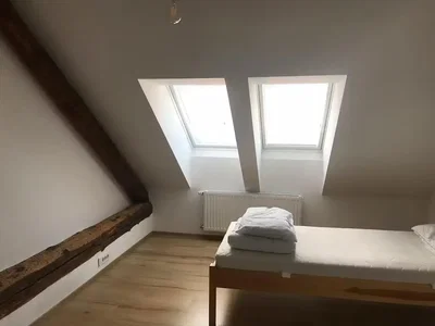 Schlafzimmer; holzbalken, tageslicht, holzboden