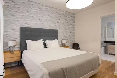 Schlafzimmer; holzboden, tageslicht, moderner stil