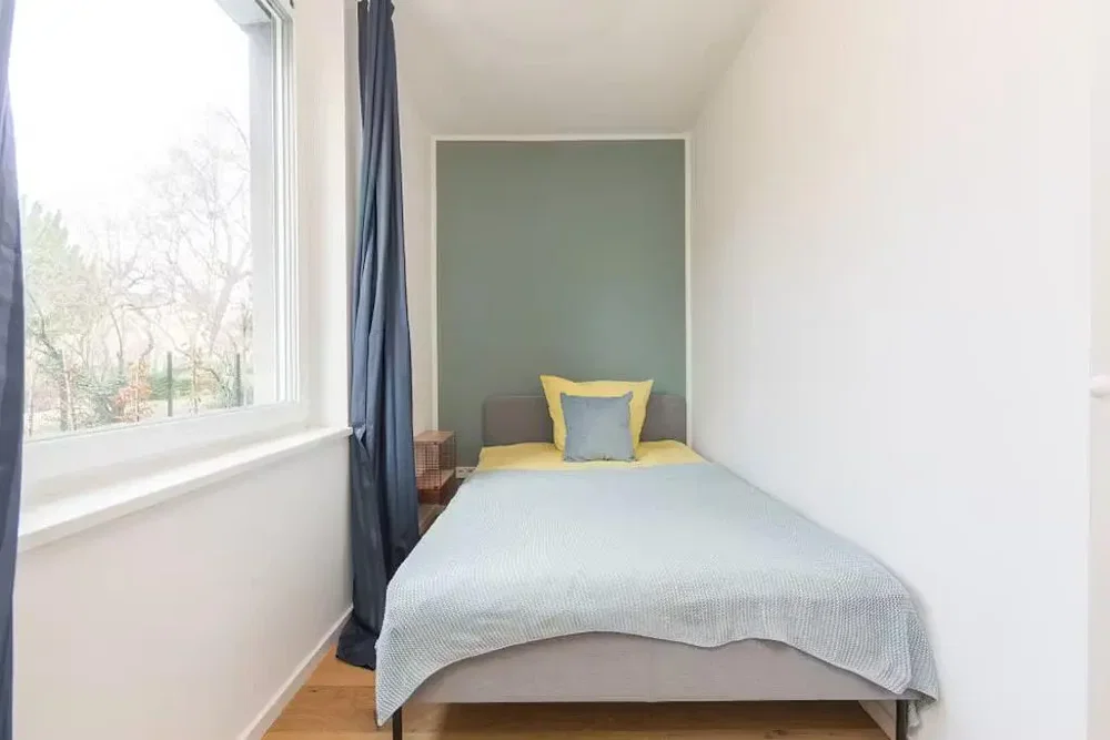 Chambre; lumière naturelle, parquet