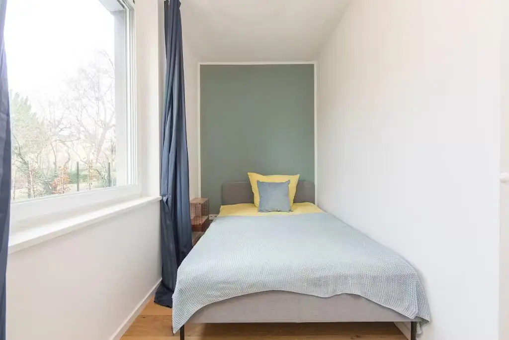 Chambre; lumière naturelle, parquet