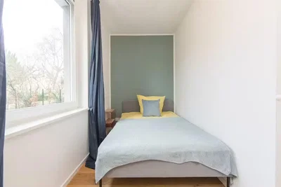 Chambre; lumière naturelle, parquet