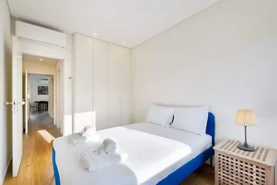 Schlafzimmer; tageslicht, holzboden